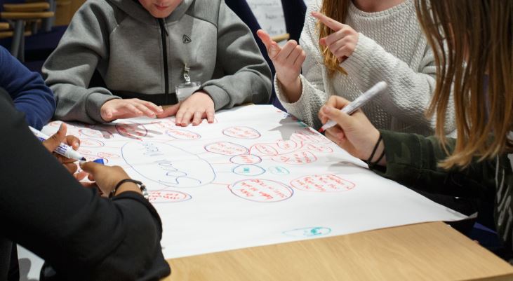 L’escola que emancipa. L’educació del pensament crític per fer front a l’adoctrinament