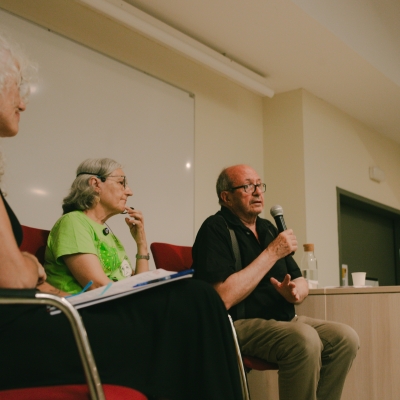 Dempeus a les espatlles de gegants amb Carmen Agulló Díaz i Jaume Cela