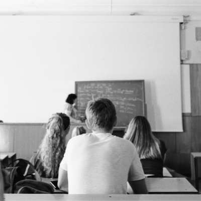 El retorn a l'escola tradicional, la fórmula de Macron per fer front a la crisi social