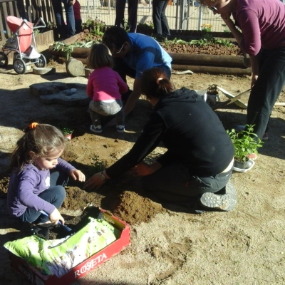 REPORTATGE. Tranformació de patí a jardí de l'Escola Bressol 