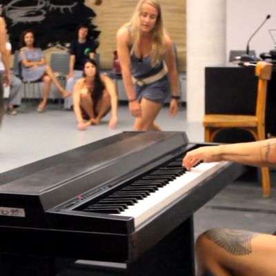 Actuació de Clara Peya a la 54a Escola d'Estiu